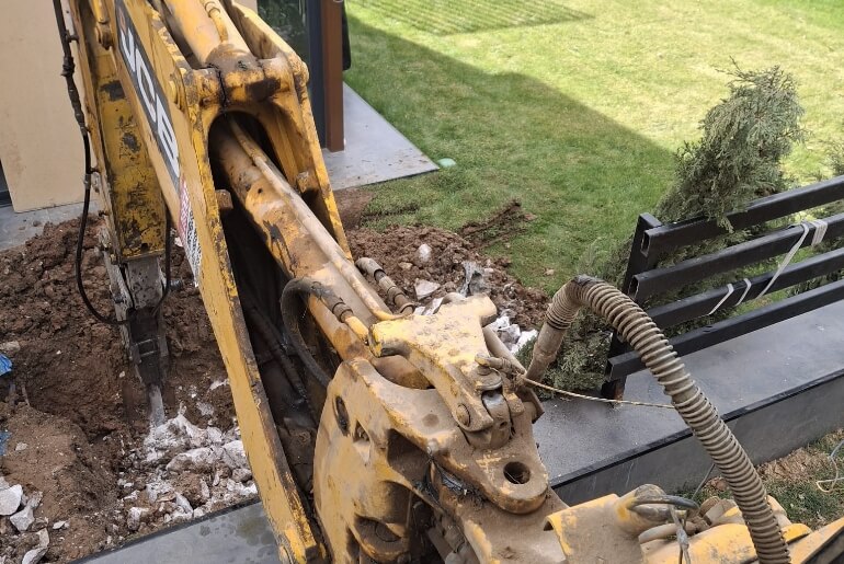 Kardelen Hafriyat tarafından Gölbaşı, İncek bölgesinde gerçekleştirilen çevre düzenleme çalışması.