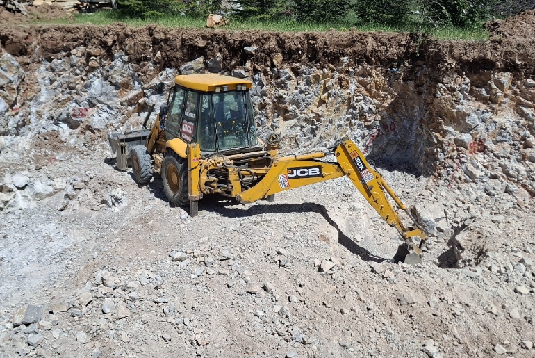Kardelen Hafriyat tarafından Gölbaşı, İncek bölgesinde gerçekleştirilen kepçe kiralama hizmeti.