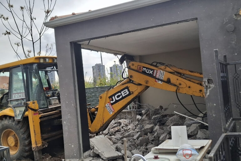 Kardelen Hafriyat tarafından Gölbaşı, İncek bölgesinde gerçekleştirilen kırım çalışması.